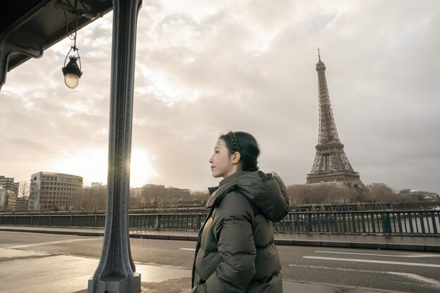 Retrato de mulher sob a ponte Bir Hakeim com a Torre Eiffel Paris França