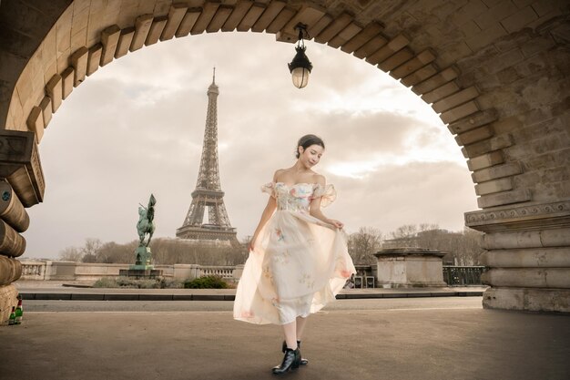 Retrato de mulher sob a ponte Bir Hakeim com a Torre Eiffel Paris França