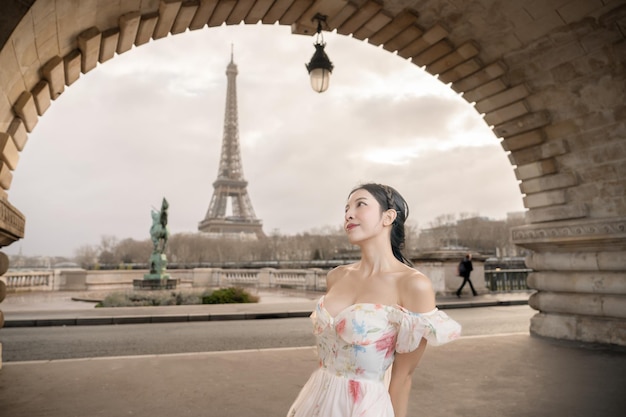 Retrato de mulher sob a ponte Bir Hakeim com a Torre Eiffel Paris França