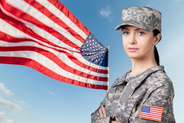 Retrato de mulher soldado do exército dos EUA no fundo da bandeira