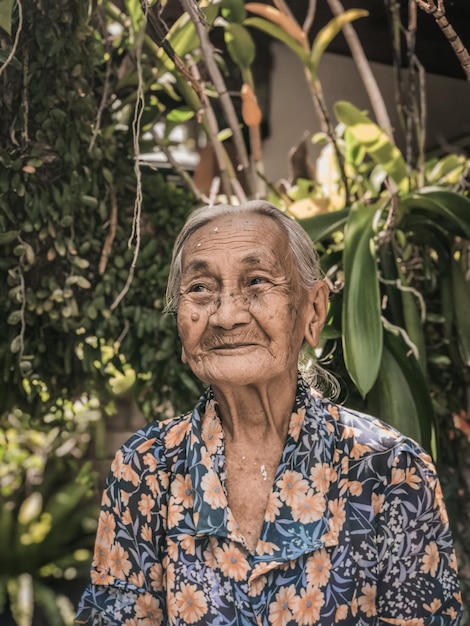 Retrato de mulher sorridente ao ar livre