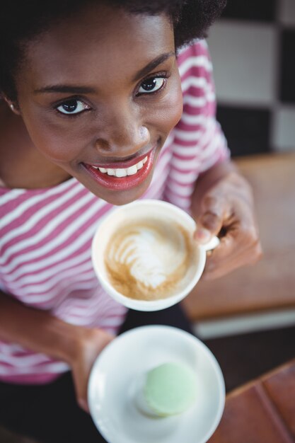 Retrato, de, mulher sorridente, bebendo café