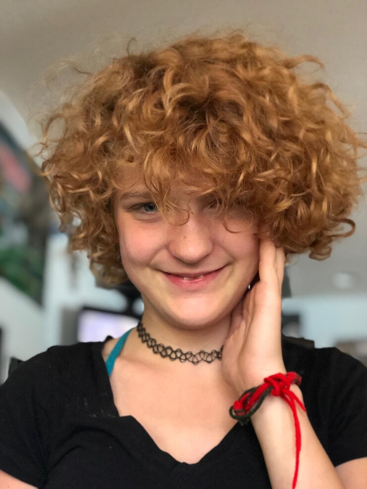 Foto retrato de mulher sorridente com cabelos encaracolados