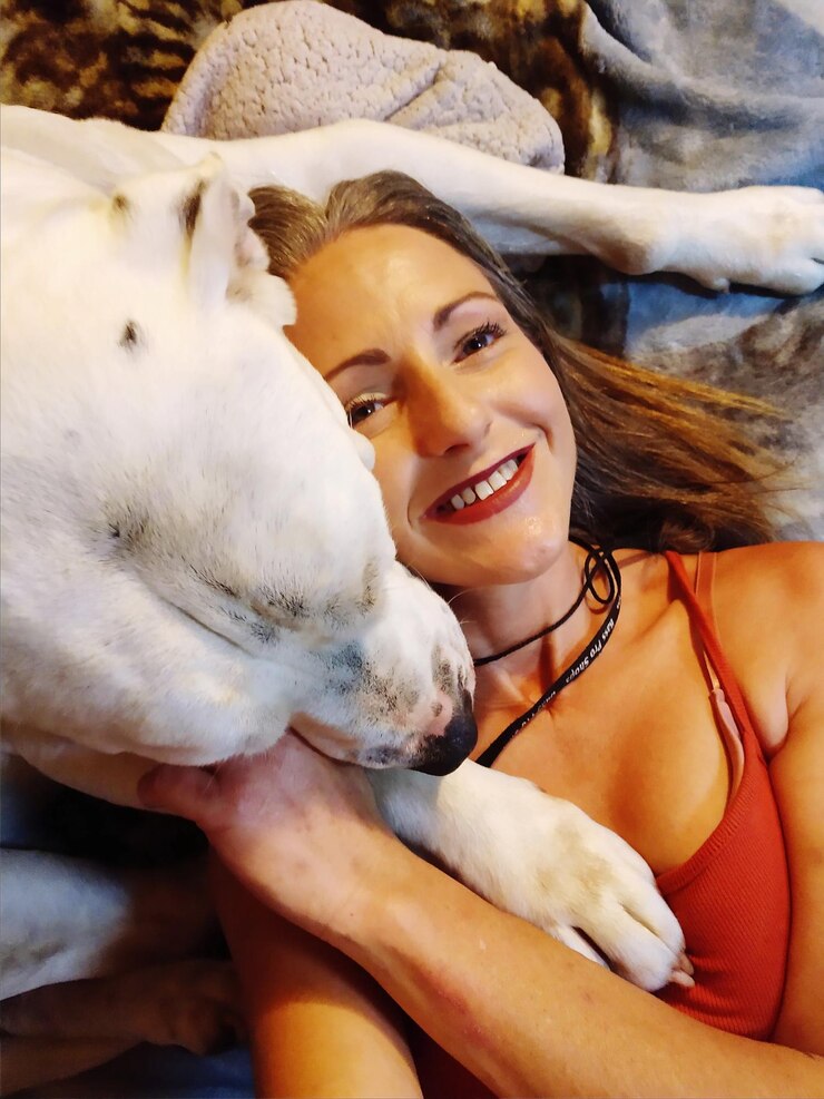 Foto retrato de mulher sorridente com cachorro em casa