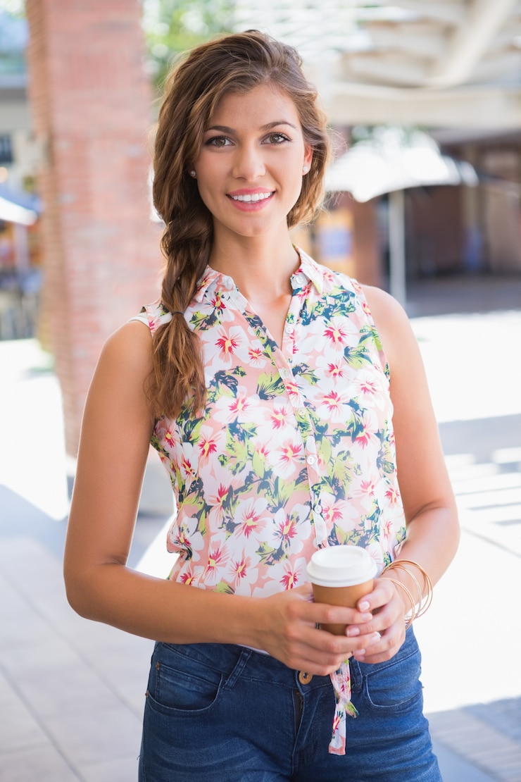 Foto retrato de mulher sorridente com café para olhar a câmera