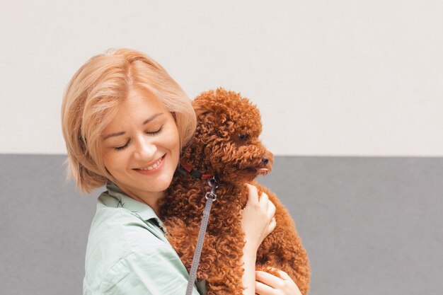 Foto retrato de mulher sorridente com cão