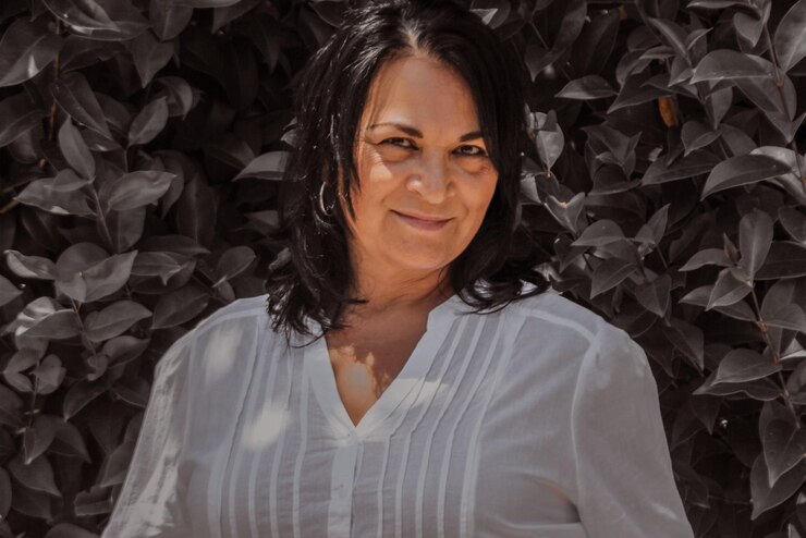 Foto retrato de mulher sorridente contra plantas