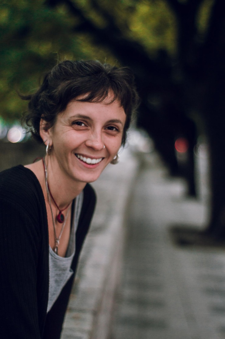 Foto retrato de mulher sorridente de pé ao ar livre