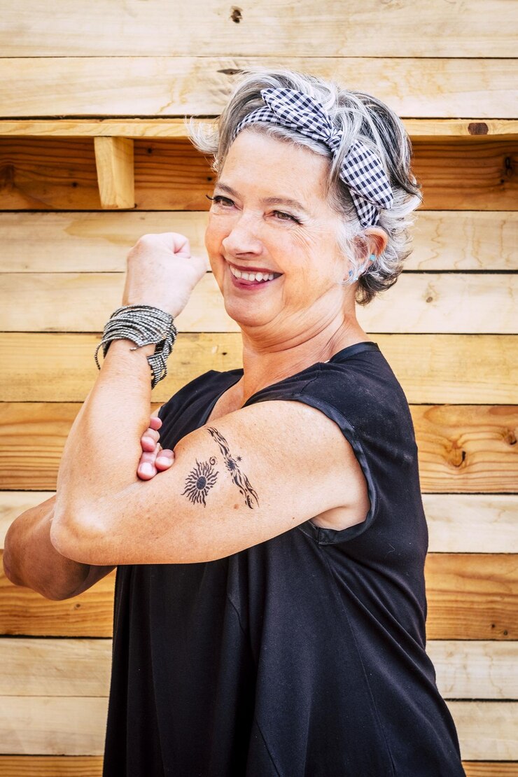 Foto retrato de mulher sorridente de pé contra uma parede de madeira