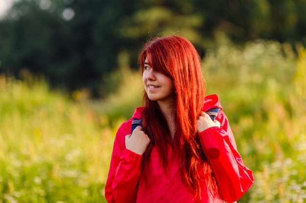 Retrato de mulher sorridente e com mochila