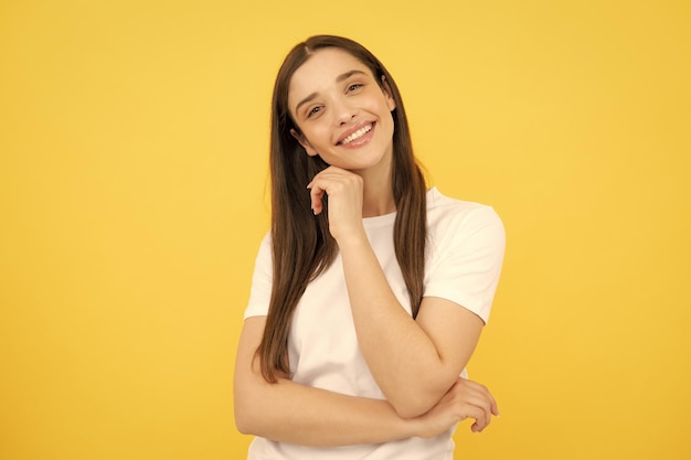 Retrato de mulher sorridente e feliz Garota muito alegre e atraente em roupas casuais, sentindo-se feliz e despreocupada isolada