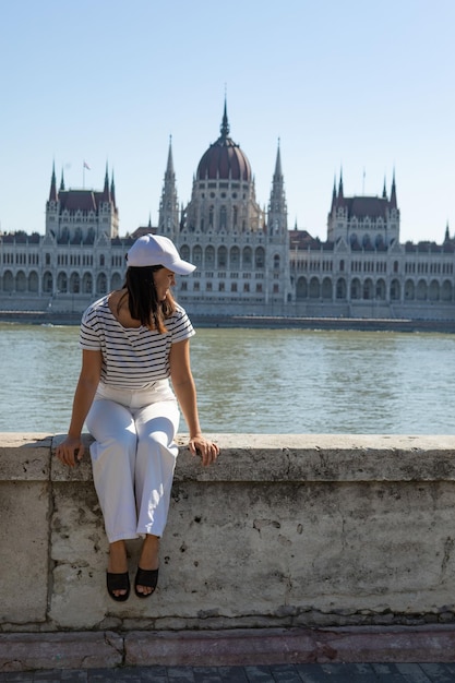 Retrato de mulher sorridente em frente ao parlamento de Budapeste, construindo a Hungria