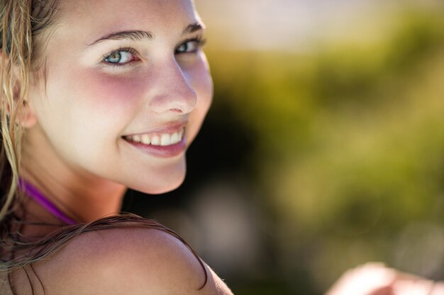 Retrato, de, mulher sorridente, em, piscina