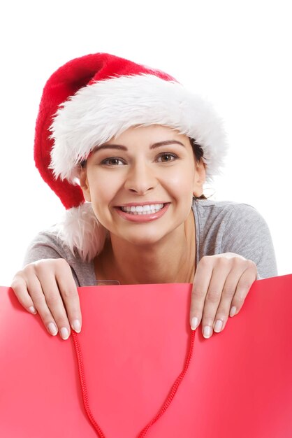 Foto retrato de mulher sorridente em saco de compras contra fundo branco