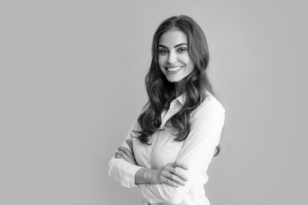 Foto retrato de mulher sorridente feliz jovem atraente garota bonita e alegre em roupas casuais sentindo-se feliz e despreocupada fundo cinza isolado