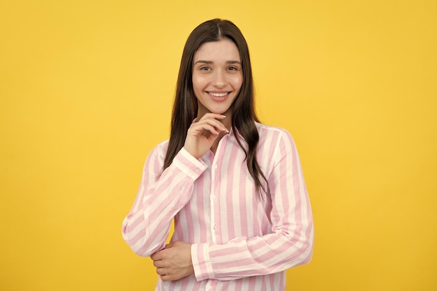 Retrato de mulher sorridente feliz Rosto de modelo feminino jovem Atraente jovem muito alegre em roupas casuais, sentindo-se feliz e despreocupado fundo isolado Pensamento positivo