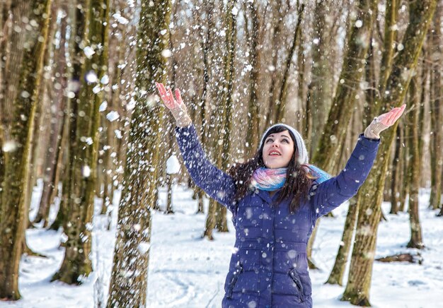 Foto retrato de mulher sorridente na neve