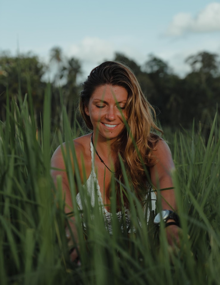Foto retrato de mulher sorridente no campo