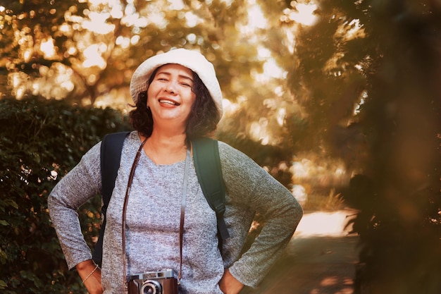 Foto retrato de mulher sorridente por plantas