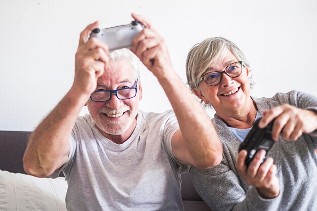 Foto retrato de mulher sorridente segurando um telefone celular