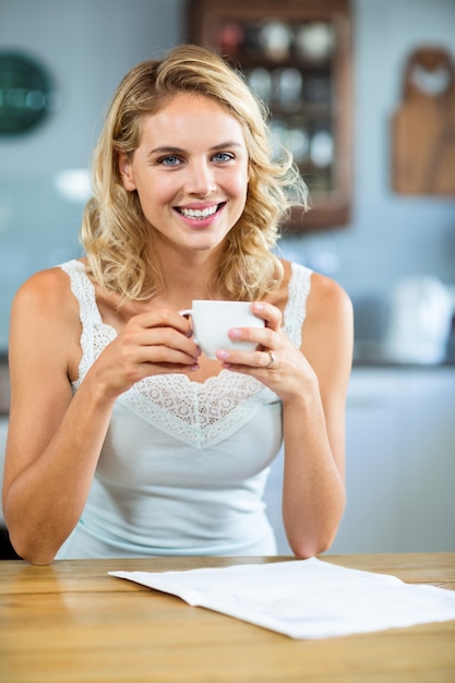 Retrato, de, mulher sorridente, segurando, xícara café