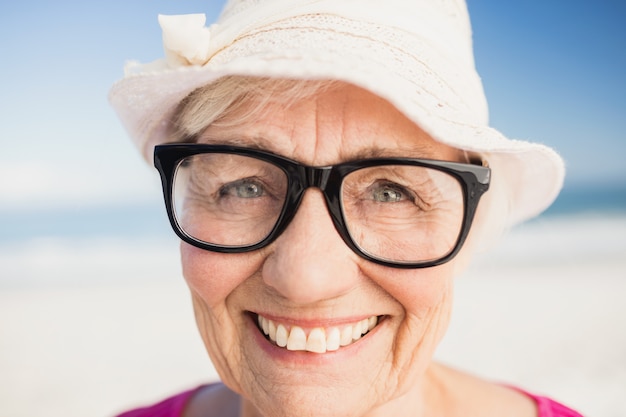 Retrato de mulher sorridente sênior