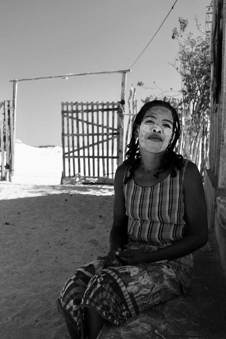 Foto retrato de mulher sorridente sentada com máscara facial