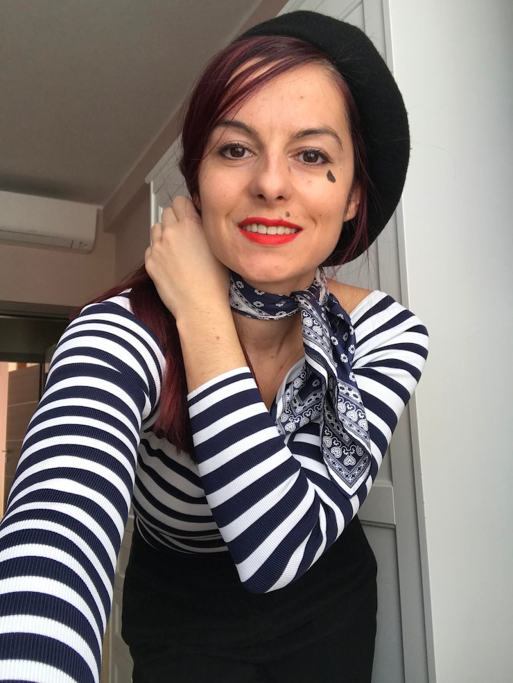 Foto retrato de mulher sorridente usando lenço e boné plano em casa
