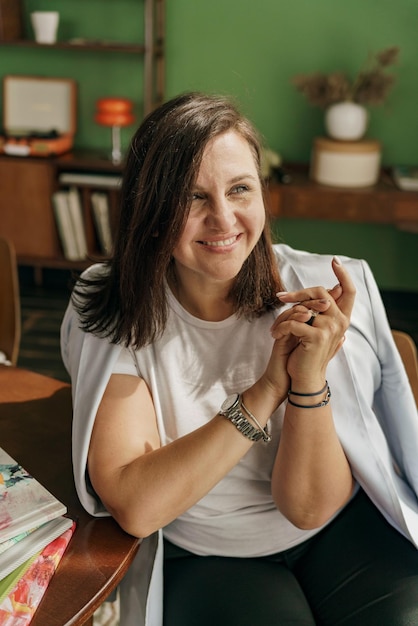 Retrato de mulher sorrindo lindamente um funcionário alegre fazendo uma pausa no escritório sentado