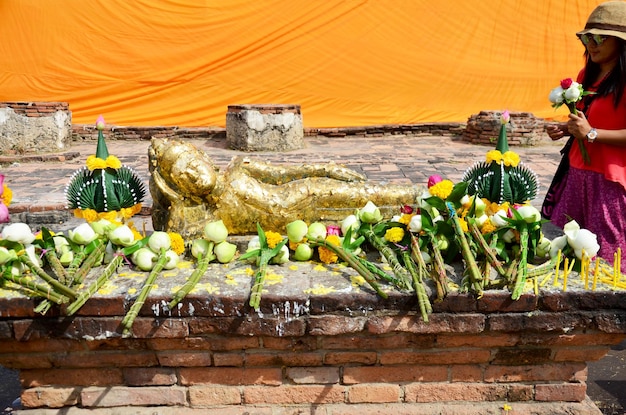 Retrato de mulher tailandesa e oração com Buda Reclinado do Templo Wat Lokayasutharam em Ayutthaya Tailândia