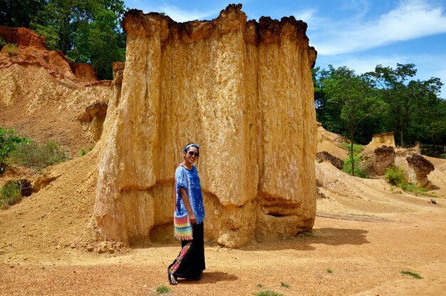 Retrato de mulher tailandesa e sentimento feliz em Phae Mueang Phi de Pae Mueng Pee Royal Park em Phrae Tailândia