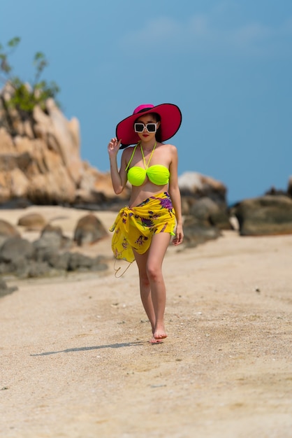 Retrato de mulher tailandesa posando ao ar livre na praia do mar