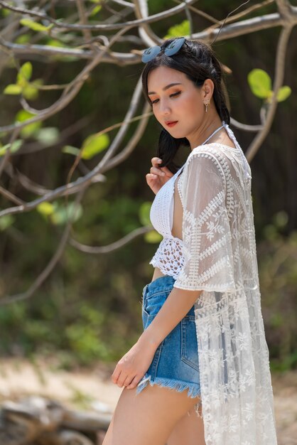 Retrato de mulher tailandesa posando ao ar livre na praia