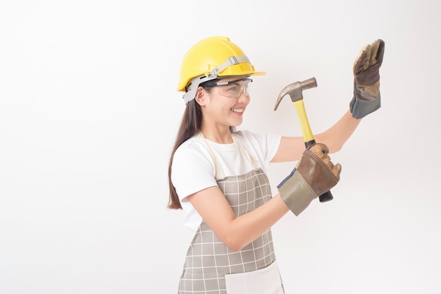 Retrato de mulher técnico em fundo branco