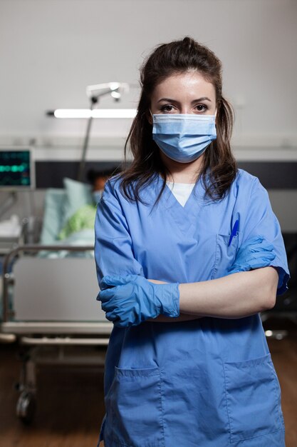 Retrato de mulher trabalhando como enfermeira em clínica em enfermaria de hospital