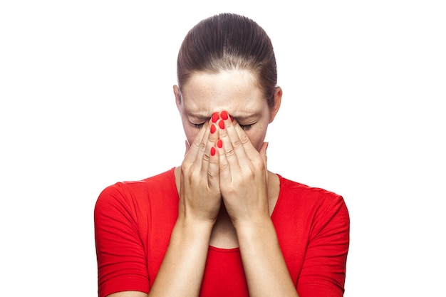 Retrato de mulher triste e infeliz chorando em uma camiseta vermelha com sardas