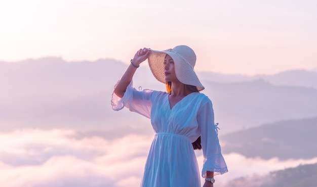 Retrato de mulher, turistas tailandeses gostam de fotografia, adoram viajar, Viajar em viagem de férias Assistir ao nascer do sol e à névoa matinal na província de Yala, no sul da Tailândia, na Ásia.