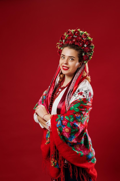 Retrato de mulher ucraniana em roupas étnicas tradicionais e guirlanda vermelha floral em fundo de estúdio viva magenta Vestido bordado nacional ucraniano chamado vyshyvanka Ore pela Ucrânia