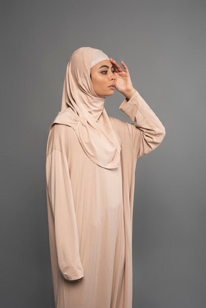 Foto retrato de mulher usando hijab isolado