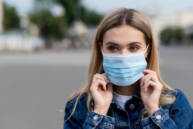 Foto retrato de mulher usando máscara médica