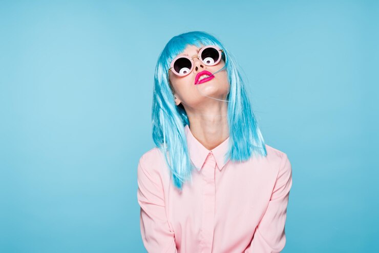 Foto retrato de mulher usando óculos de sol contra fundo azul