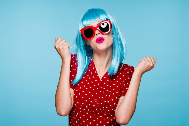 Foto retrato de mulher usando óculos de sol contra fundo azul