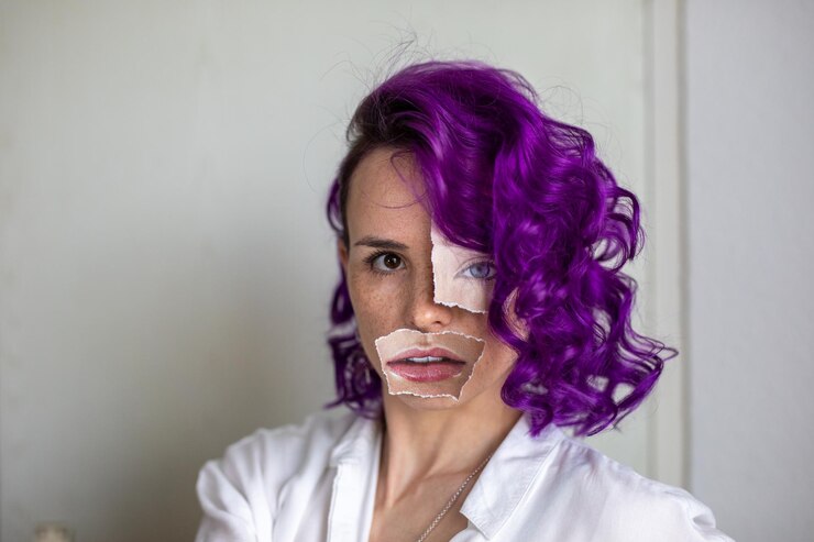 Foto retrato de mulher usando papel no rosto de pé contra a parede em casa