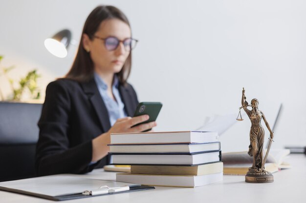 Foto retrato de mulher usando telefone móvel na mesa