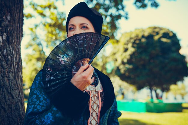 Retrato de mulher vestida com roupas barrocas históricas azuis com penteado à moda antiga