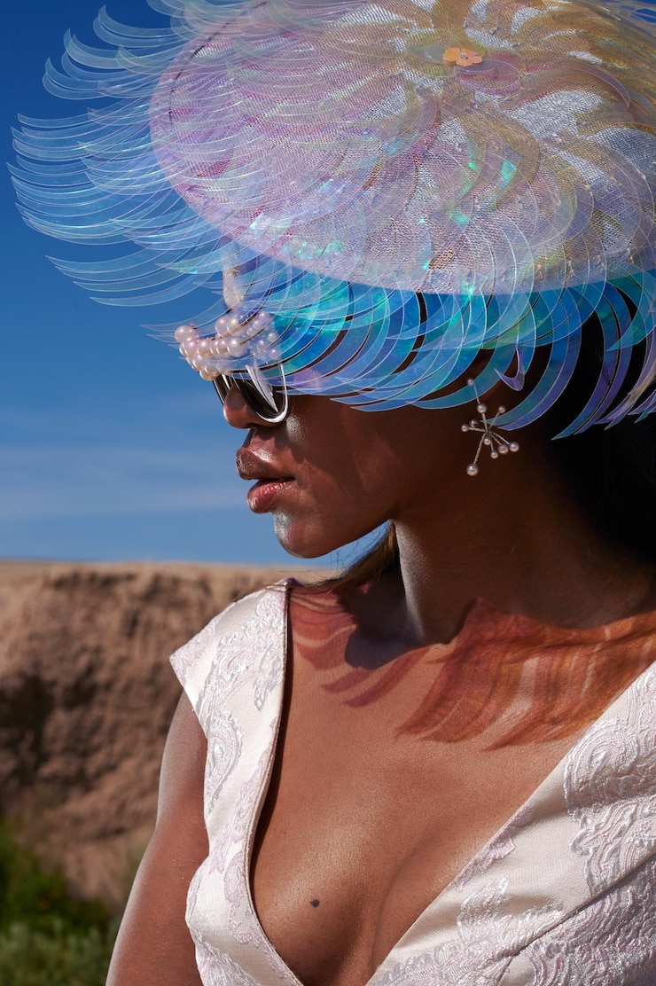 Foto retrato de mulher vestindo chapéu e óculos de sol