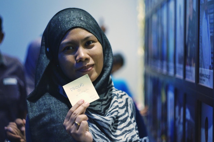 Foto retrato de mulher vestindo hijab segurando papel