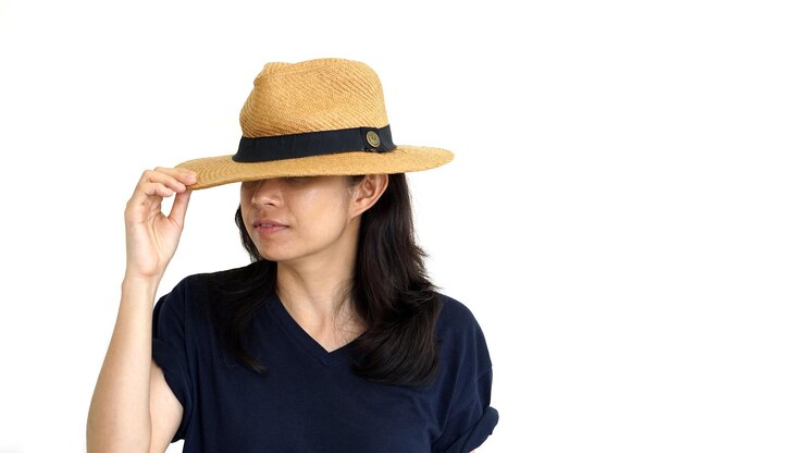 Foto retrato de mulher vestindo um chapéu contra um fundo branco