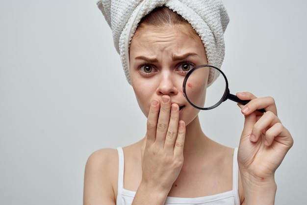 Foto retrato de mulher vestindo um chapéu contra um fundo branco