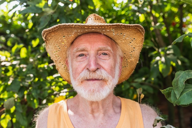 Retrato de mulher vestindo um chapéu